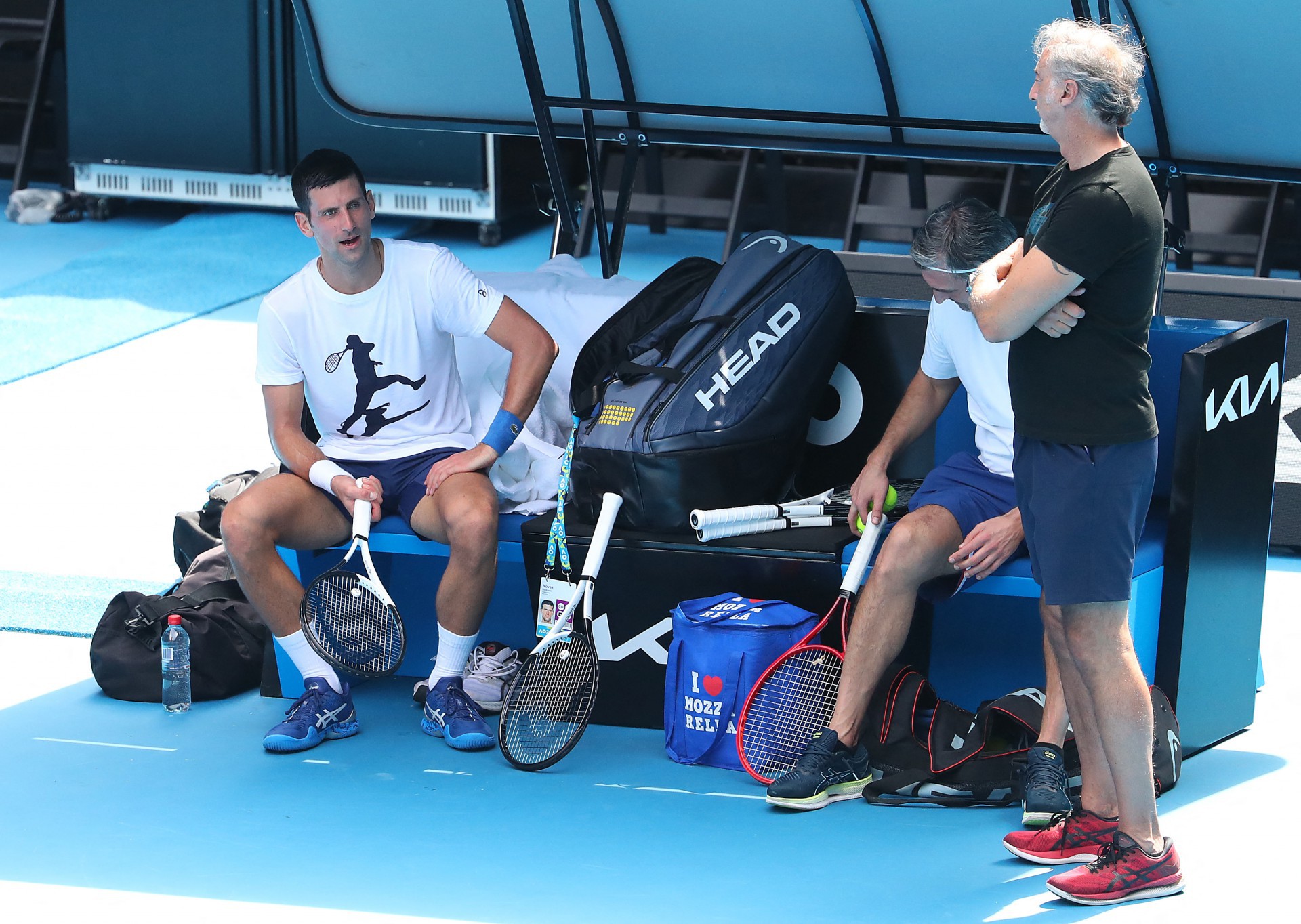 O sérvio Novak Djokovic participa de uma sessão de treinamento em Melbourne antes do torneio de tênis Aberto da Austrália em 11 de janeiro de 2022, um dia depois que um tribunal anulou a decisão do governo australiano de cancelar seu visto por motivos de vacinação contra o Covid-19.
 (Foto: Kelly Definido / AFP)