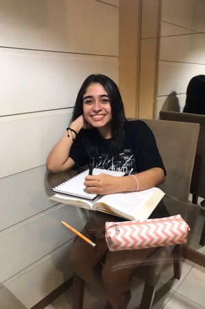 Aos 15 anos, Melina de Queiroz está prestes a entrar no Ensino Médio