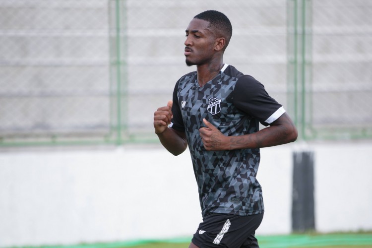 Atacante Gabriel Santos em treino do Ceará no estádio Carlos de Alencar Pinto, em Porangabuçu