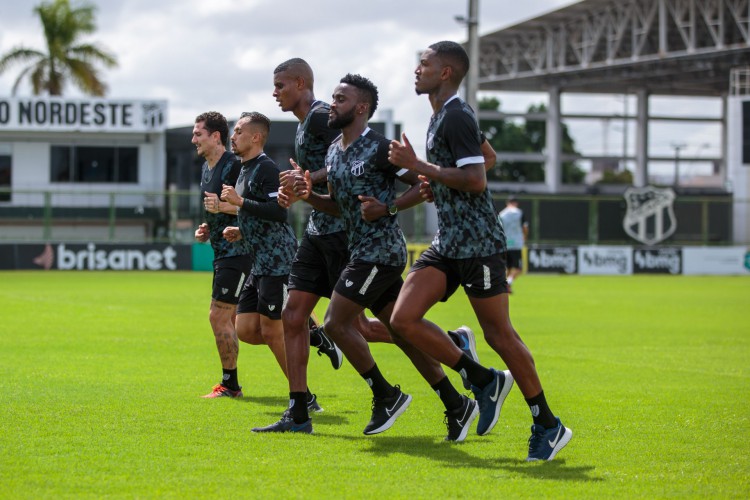 Parte do elenco do Ceará em treino na sede do clube, em Porangabuçu 
