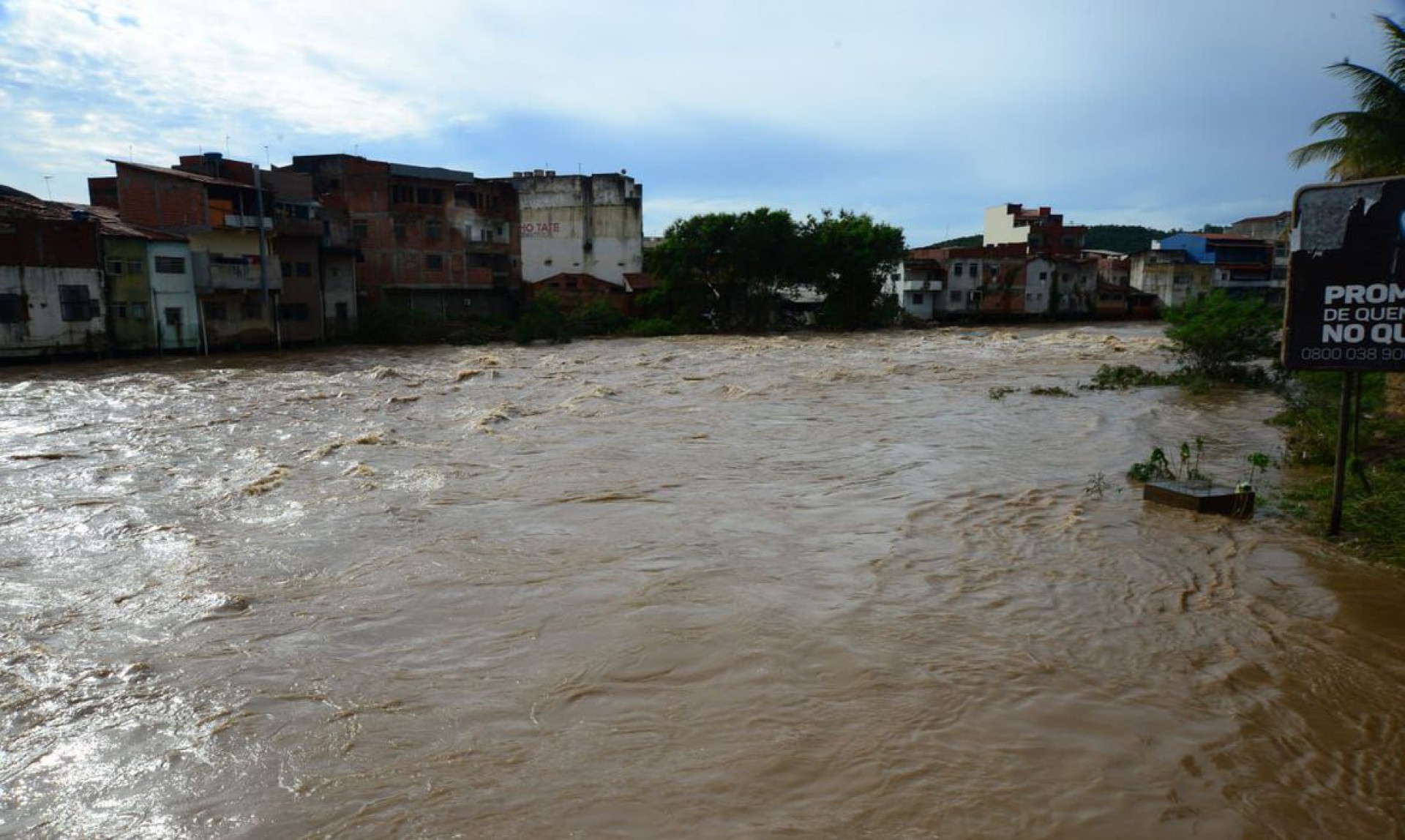 Ao menos 342 municípios mineiros estão em situação de emergência por conta das fortes chuvas registradas nos últimos dias  
