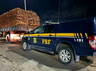 A PRF apreendeu uma carga de madeira em São Gonçalo do Amarante  