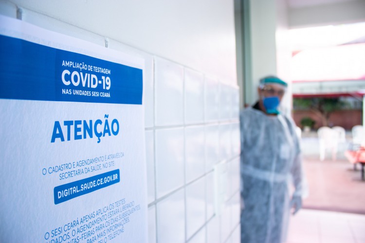 FORTALEZA, CEARÁ, 12-01-2022: Movimentação no centro de testagem SESI Centro, com testes rápidos com resultado na hora. (Fernanda Barros/ Especial Para O Povo)