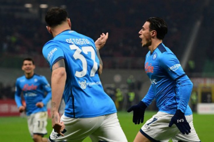Napoli joga contra o Cagliari hoje, segunda, 21, pelo Campeonato Italiano; veja onde assistir ao vivo aos jogos do dia e horário. 