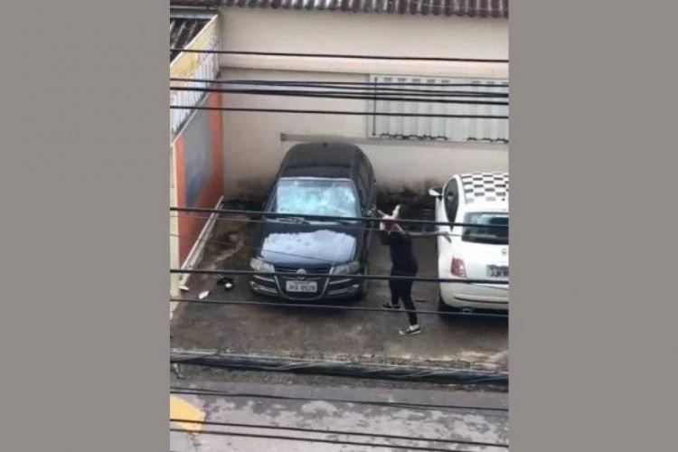 Mulher foi filmada quebrando partes do carro de seu companheiro após descobrir uma suposta traição; caso ocorreu em Brasília; veja vídeo