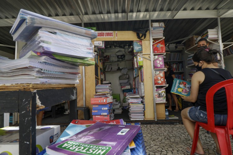 Praça dos Leões é local de feira de livros usados há mais de 25 anos