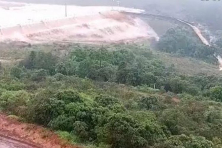 Imagens registram transbordamento do dique de mineradora transborda em Nova Lima, Belo Horizonte
