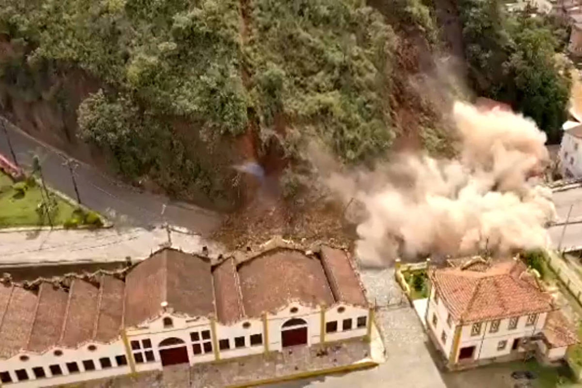 CASARÕES foram atingidos por deslizamento do Morro da Forca (Foto: Reprodução)