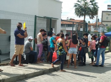Pessoas se aglomeram na entrada do Vapt Vupt da Messejana em busca de atendimento 