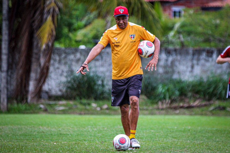 Técnico Anderson Batatais durante treino do Ferroviário no campo do Fujita