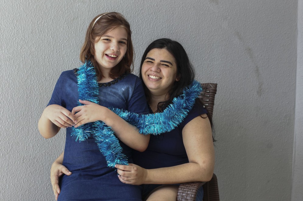 Artesã Ana Karynne Magalhães, 38, e a filha, Mariana, oito anos, foram diagnosticadas com Transtorno do Espectro Autista (TEA). Durante o ano, o abril é o mês dedicado a conscientização sobre o Autismo, e tem a cor azul como representação(Foto: FABIO LIMA)