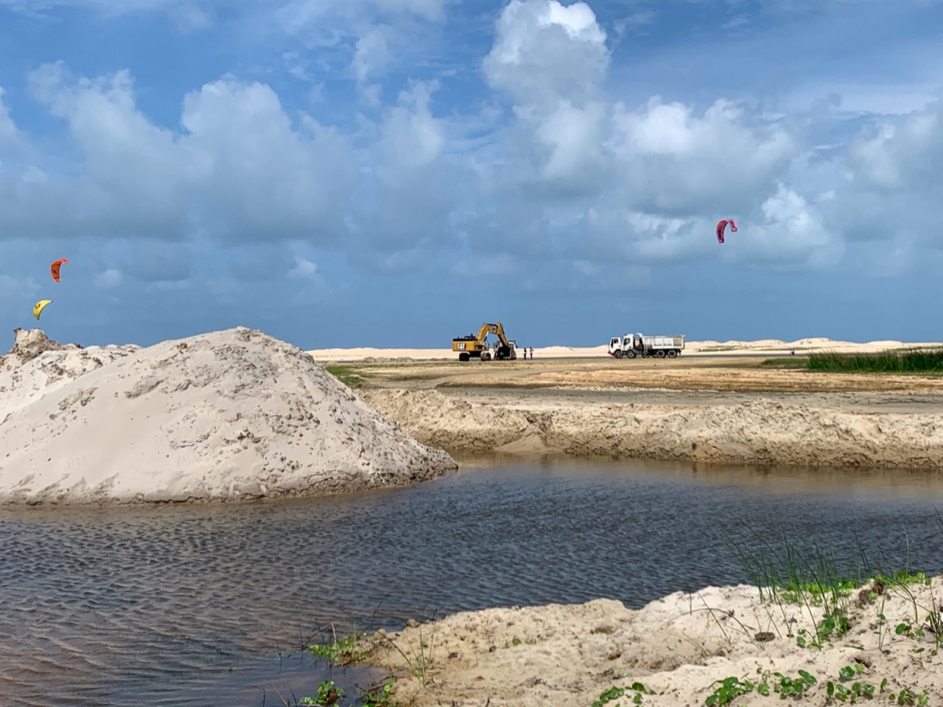 ￼Caminhões e maquinário pesado 
trafegam pelo local em obras (Foto: WhatsApp/O POVO)