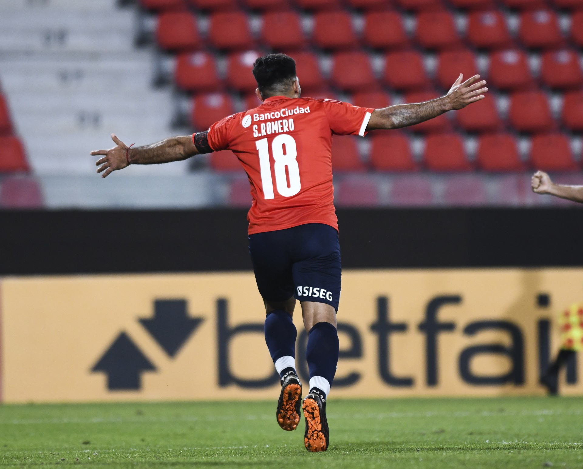 Atacante Silvio Romero comemora gol no jogo Independiente x Deportivo Guabirá, pela Copa Sul-Americana (Foto: Staff Images / CONMEBOL)