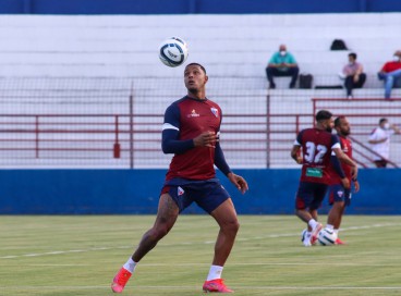 Atacante David com a bola em treino do Fortaleza no Centro de Excelência Alcides Santos, no Pici 