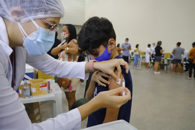 Vacinação de crianças entre 5 e 11 anos começou neste sábado, 15, em Fortaleza.