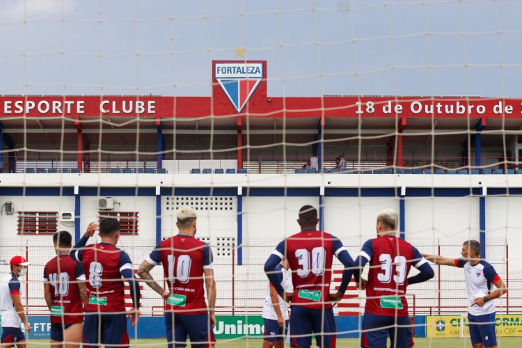 Jogadores reunidos em treino do Fortaleza no Centro de Excelência Alcides Santos, no Pici