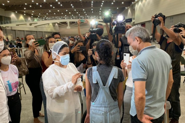 Na família de Maria Adilânia Coutinho, mãe de Sophia, alguns parentes estão com medo de vacinar e só receberam o imunizante por obrigação. Mas Sophia e Maria estavam empolgadas para receber o imunizante.