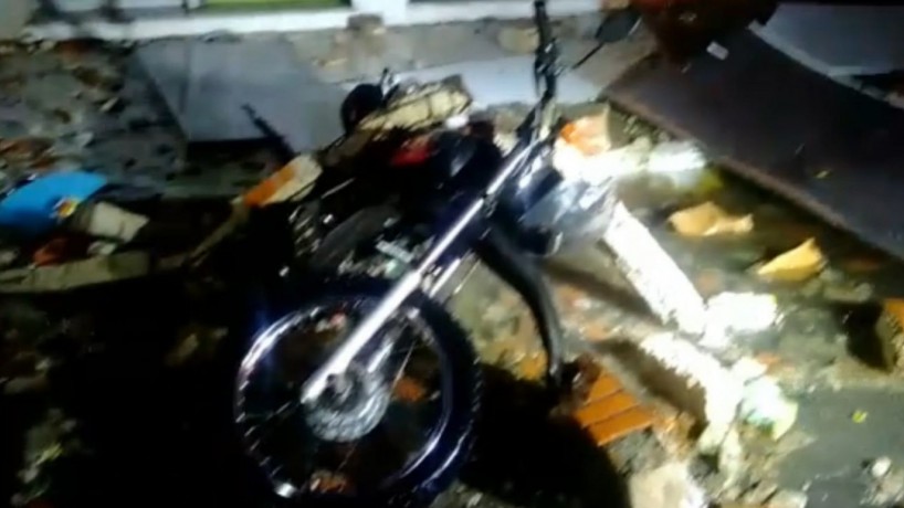 Desabamento de um marquise em Sobral. Destroços atingem motocicleta estacionada próxima a estabelecimento comercial. (foto: Corpo de Bombeiros Militar de Sobral)