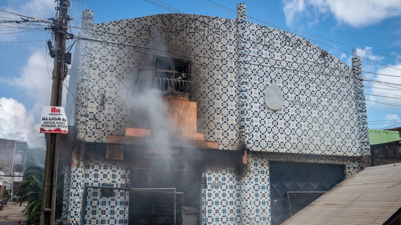 Uma empresa com atividade industrial e comercial de produtos químicos foi atingida por um incêndio no bairro Carlito Pamplona, em Fortaleza(foto: CBMCE)