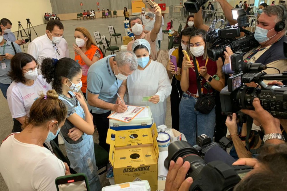 A mãe de Sophia Sousa, 11 anos, quase não foi à vacinação por causa da chuva. Mas Sophia insistiu, apostando que o Centro de Eventos estaria "cheio de reportagem".