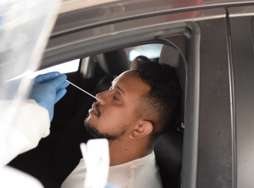 Coleta em drive-thru garante biossegurança para pacientes  