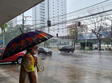 Chuva fraca no cruzamento entre a avenida Heráclito graça com a rua Ildefonso Albano, nesta segunda, 17 