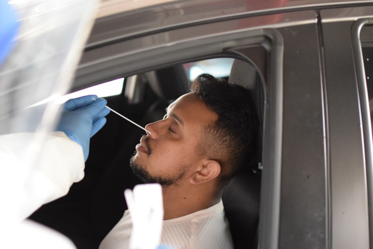 Coleta em drive-thru garante biossegurança para pacientes 