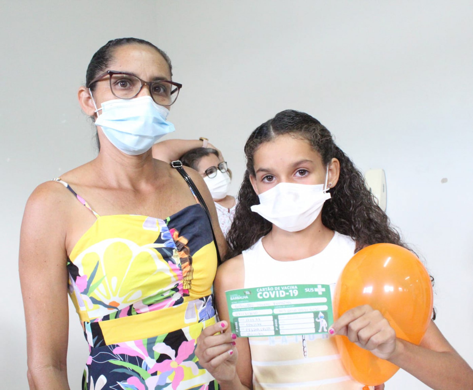 Gabriele Severo Ferreira, 11, primeira criança a receber a vacinação no município de Barbalha