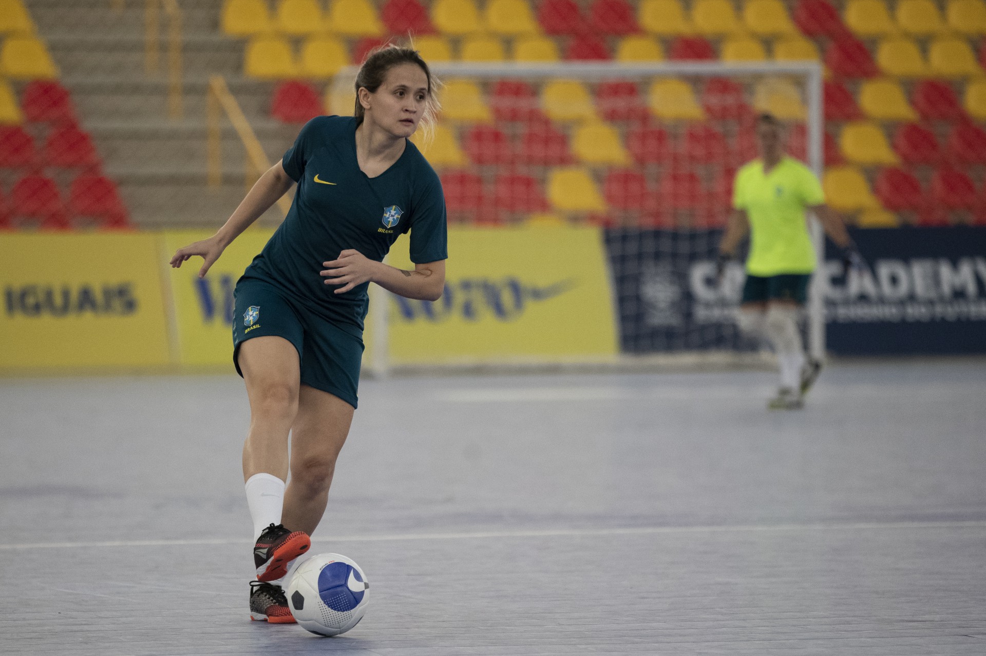 Amandinha com a bola em treino da seleção brasileira feminina de futsal, na Arena Sorocaba (Foto: Thais Magalhães/CBF)