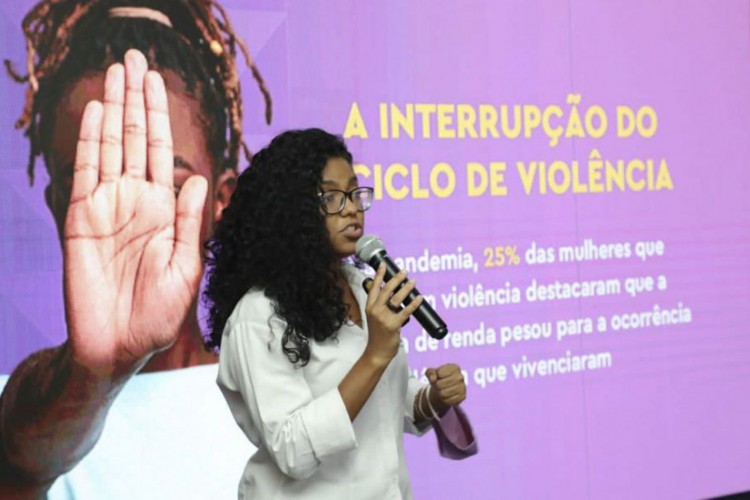 O prefeito Eduardo Paes e a secretária de Políticas e Promoção da Mulher, Joyce Trindade, lançaram, nesta terça-feira (18/1), o Cartão Mulher Carioca, que concede um auxílio financeiro no valor de R$ 400 para mulheres em situação de violência doméstica e vulnerabilidade social que são atendidas pela rede de enfrentamento à violência na cidade do Rio de Janeiro