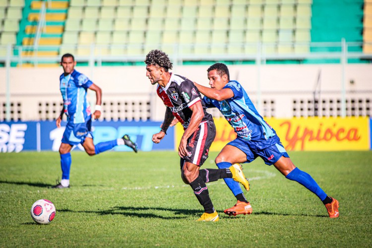 Volante Valderrama com a bola no jogo Maracanã x Ferroviário, no Domingão, pelo Campeonato Cearense 2022