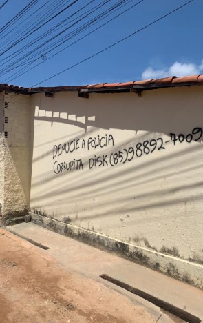 No Curió, em Fortaleza, moradores pintam o número do telefone celular da Controladoria dos Órgão de Disciplina do Ceará (CGD) para se protegerem de abordagens violentas de alguns PMs(Foto: Acervo de leitor)