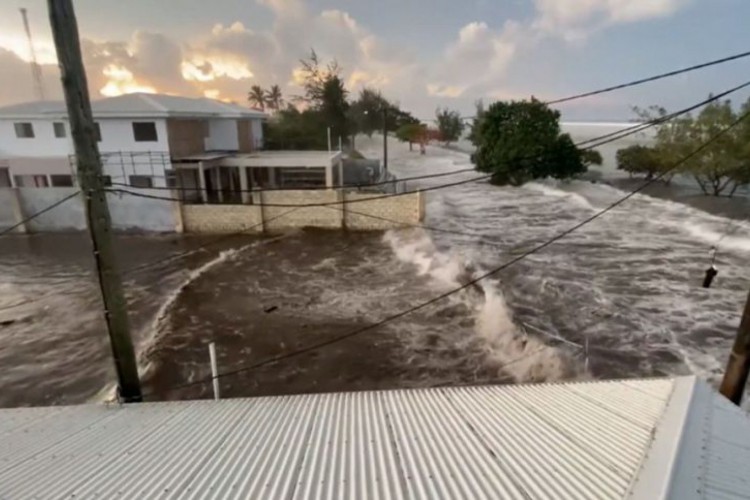 Tsunami foi causado por erupção de vulcão submarino no sábado, 15