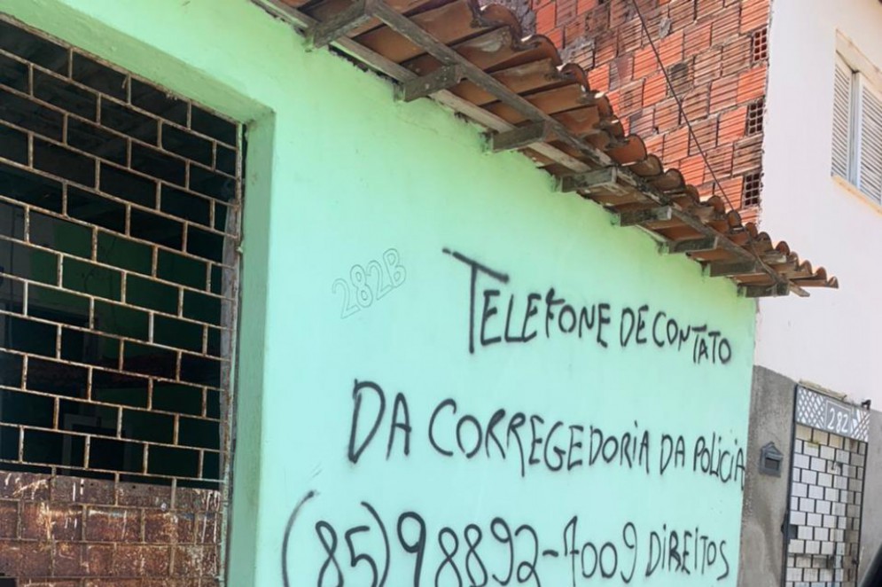 No bairro Curió, na periferia de Fortaleza, moradores pitam o número do telefone celular da Controladoria Geral de Disciplina do Ceará (CGD) para pedir proteção contra abordagens violentas de alguns PMs (Foto: Foto enviada por leitor)