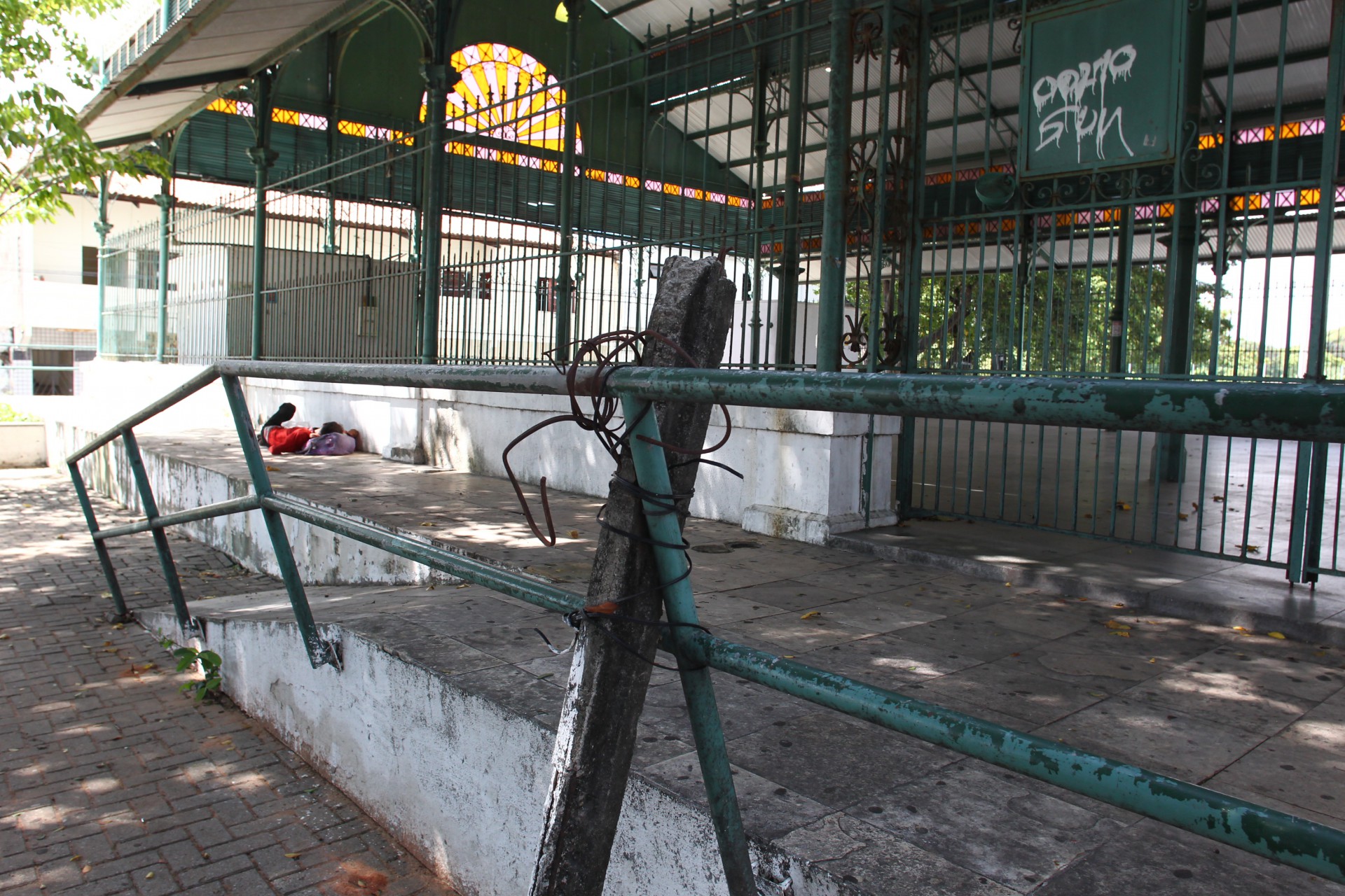 Guarda-corpo do mercado é seguro apenas por pedaço de concreto amarrado com fios, solução dada por moradores da Aerolândia