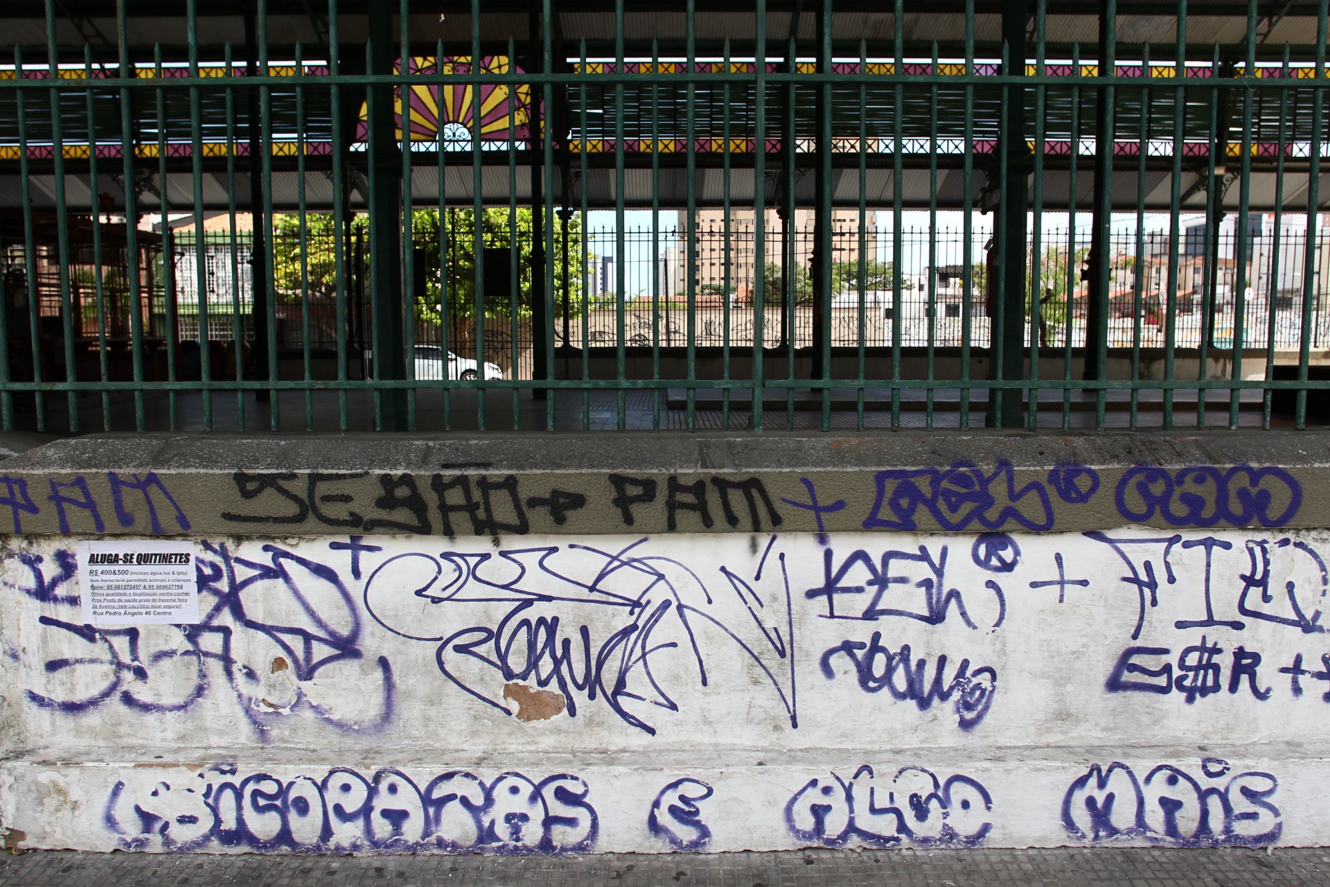 Muro com pichações no Mercado dos Pinhões, no Centro. 