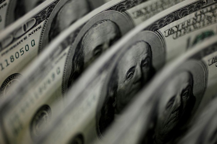 Dólar cai para R$ 5,41 e continua no menor valor em dois meses