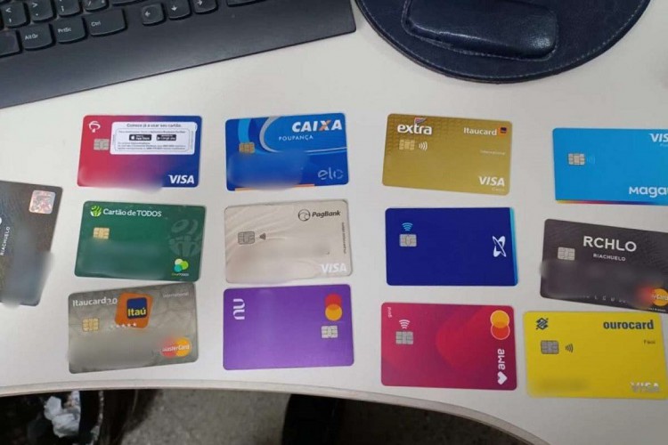 Cartões com os quais Francisco Lucas Marques de Sousa e Maria Suelen Magalhães de Sousa aplicariam os golpes