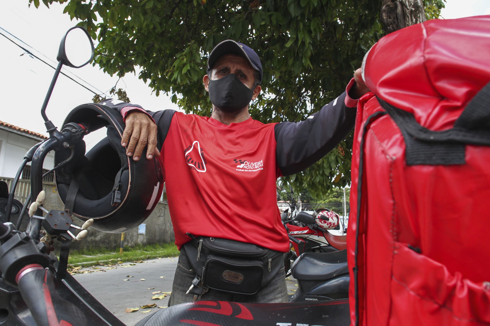 Serviço de Entrega de Moto boy com Moto de Corrida e Entregador