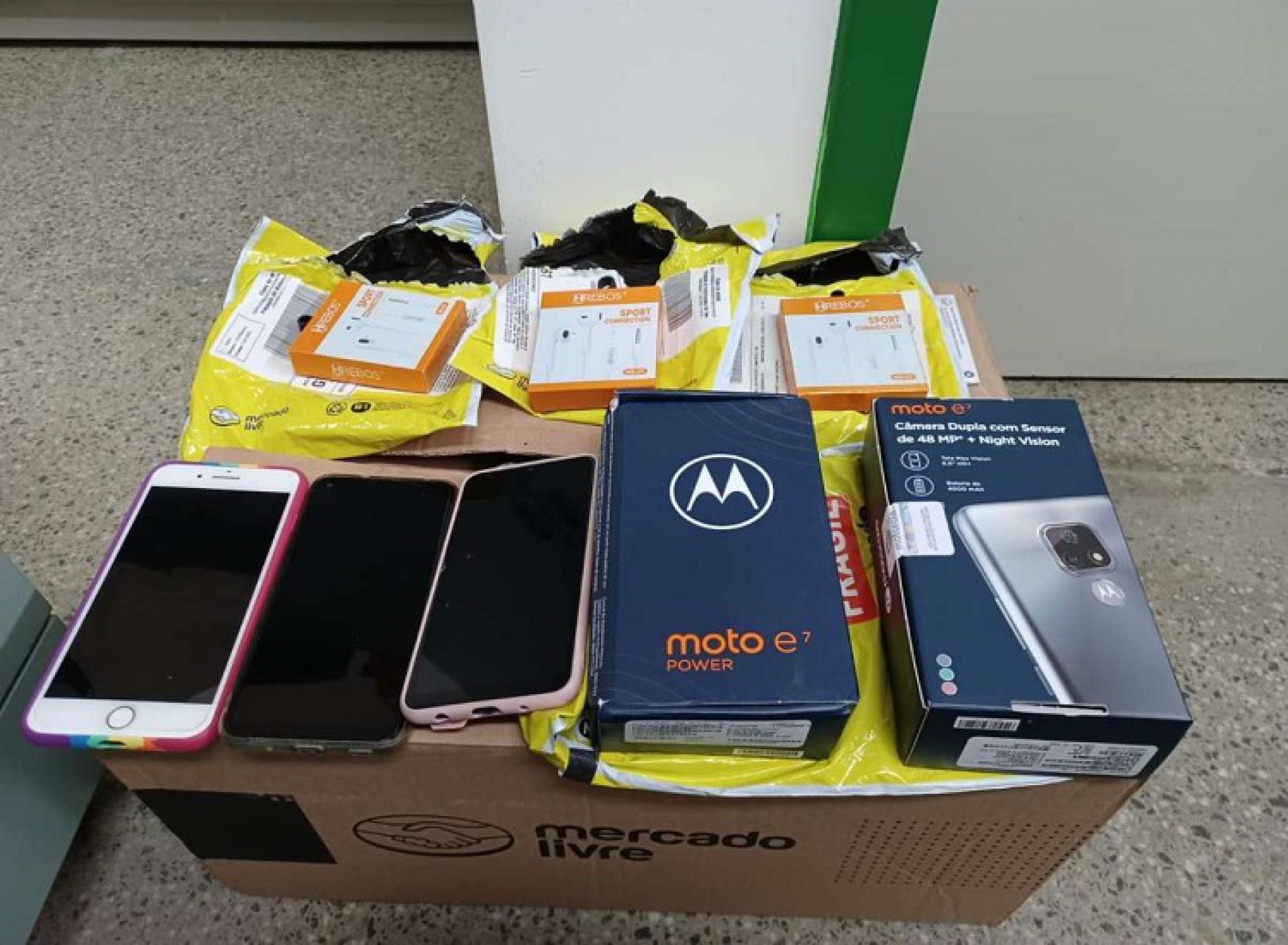 Cartões com os quais Francisco Lucas Marques de Sousa e Maria Suelen Magalhães de Sousa aplicariam os golpes(foto: Divulgação/SSPDS)