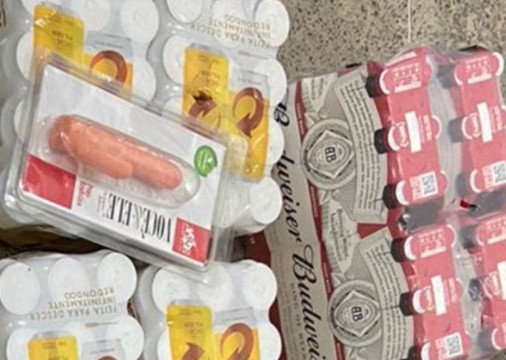 Um pênis de borracha e cervejas foram apreendidos pela Polícia Militar 
