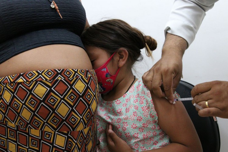 Vacinação de crianças indígenas na UBS Aldeia Jaragua Kwaray Djekupe