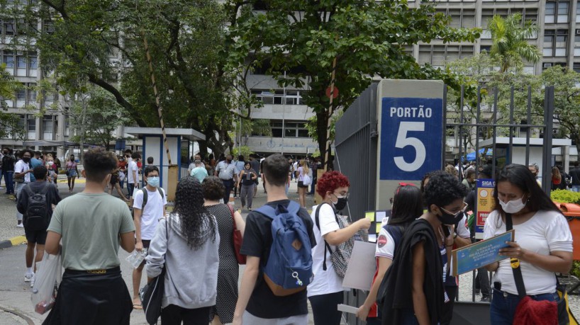 Estudantes chegam para o primeiro dia de prova do Enem 2021. (foto: Tomaz Silva/Agência Brasil)