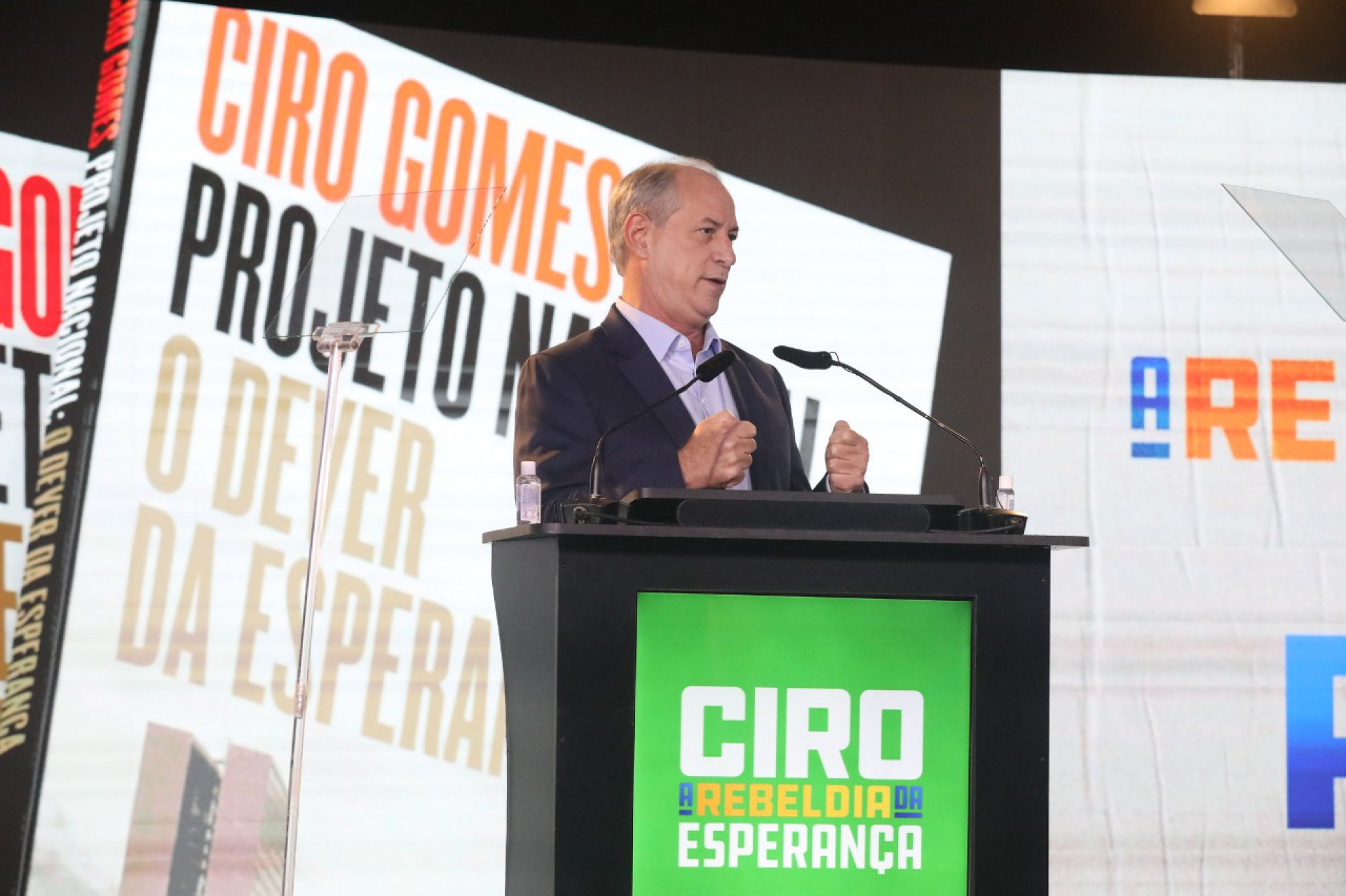 Ciro Gomes defende um projeto nacional de desenvolvimento para o País. Ao fundo, o mais recente livro publicado pelo pedetista (Foto: Divulgação / Assessoria de imprensa do PDT
)