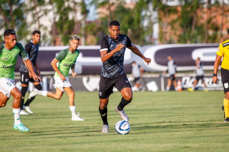 Iury Castilho domina a bola no gramado de Carlos de Alencar Pinto, sede do Vovô
