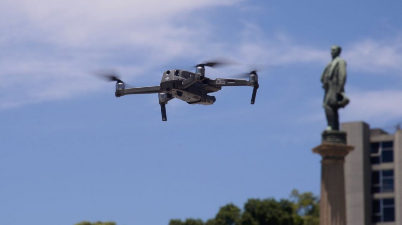 Polícia Federal realiza exercício simulado com o uso de drones para o combate a crimes eleitorais nos dias das eleições municipais de 2020, na Praça Mauá, região portuária do Rio de Janeiro.(foto: Tânia Rêgo/Agência Brasil)