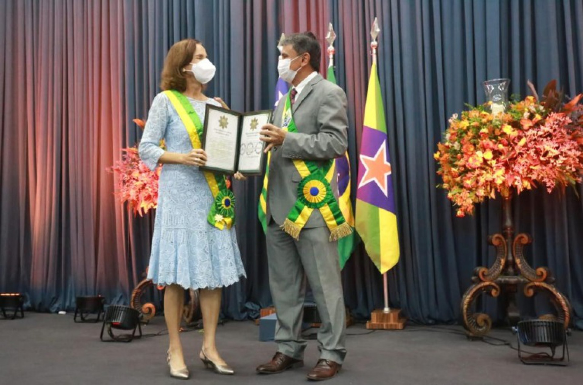 Vice-governadora cearense Izolda Cela recebe homenagem do governador piauiense Wellington Dias, por resultados na Educação (Foto: DIVULGAÇÃO)