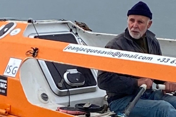 Jean-Jacques Savin, de 75 anos, saiu de Portugal em 1º de janeiro, e pretendia cruzar o Oceano Atlântico em um barco a remo