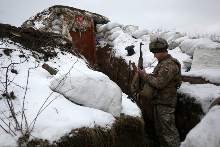 Militar verifica arma enquanto mantém vigília perto da área de atuação de separatistas pró-Rússia 
