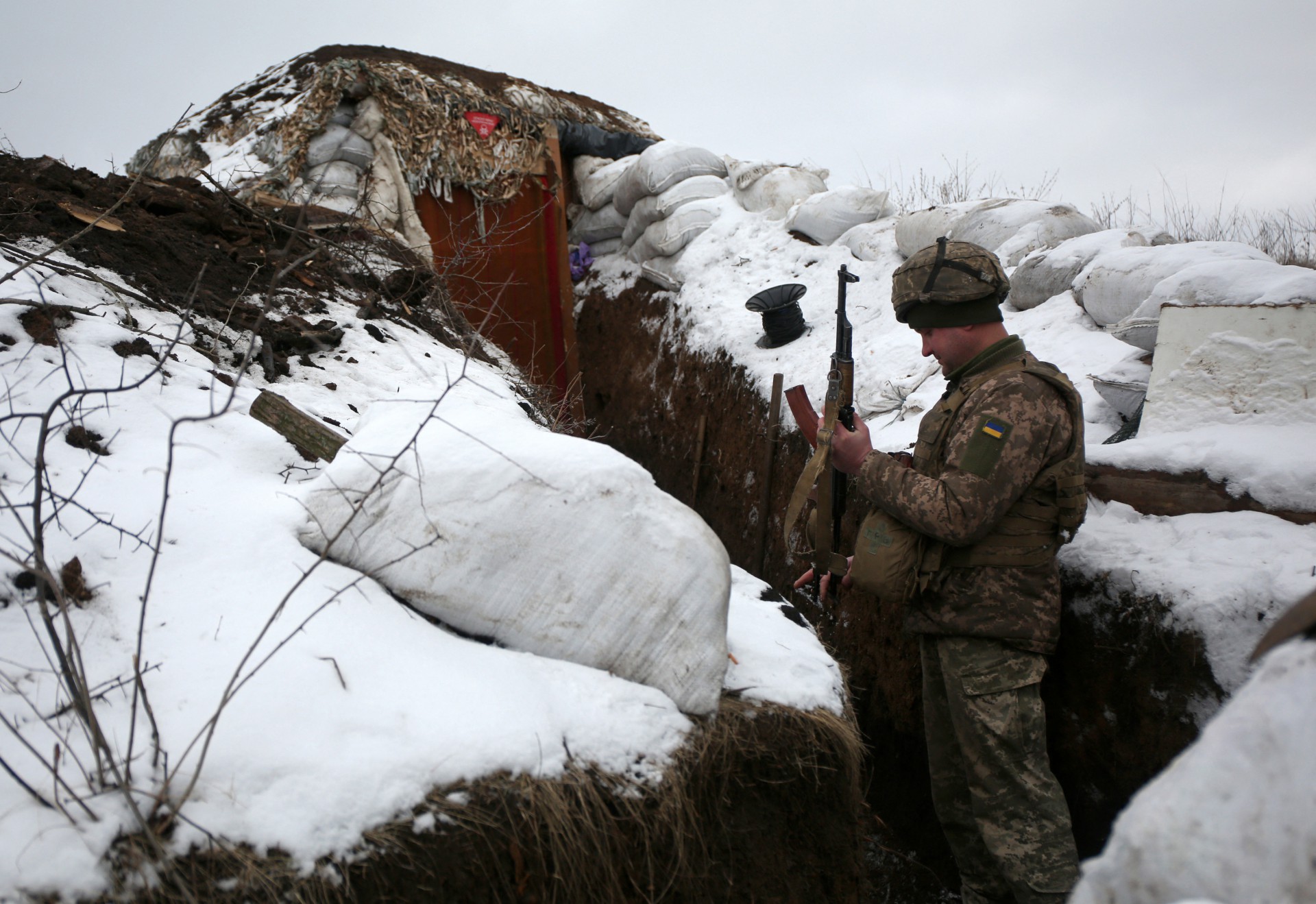Militar verifica arma enquanto mantém vigília perto da área de atuação de separatistas pró-Rússia
 (Foto: ANATOLII STEPANOV / AFP)